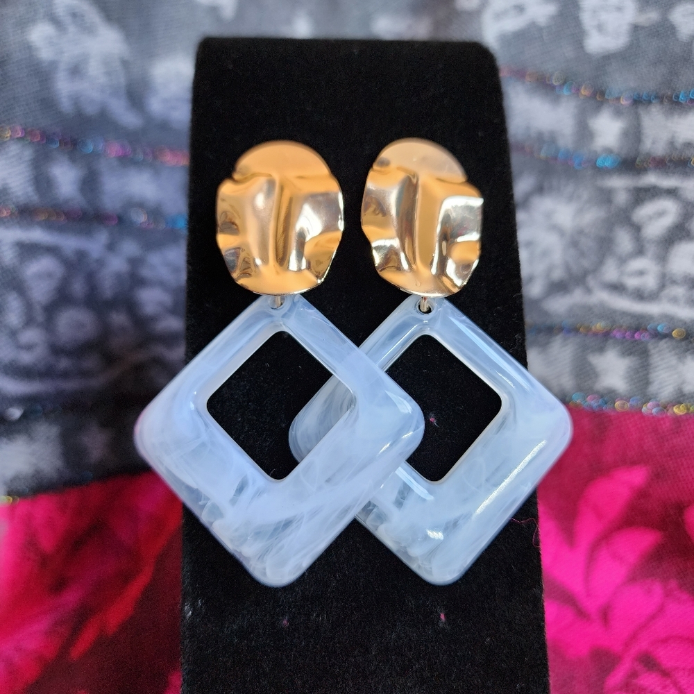 Gold Tone Metal White and Clear Marble Arcylic Diamond Dangle Earrings. NWOT.